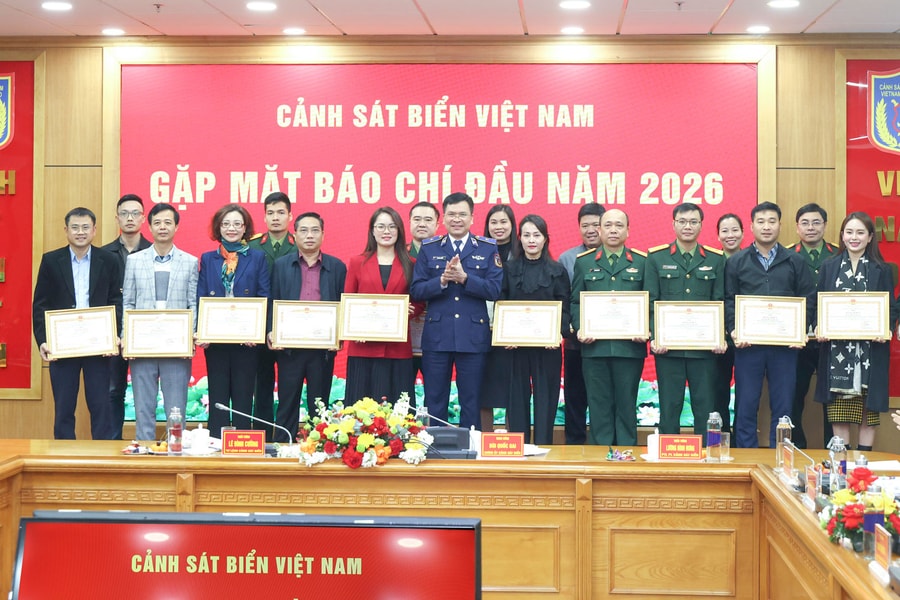 Báo Đại biểu Nhân dân được tặng Bằng khen về tuyên truyền biển đảo và lực lượng Cảnh sát biển