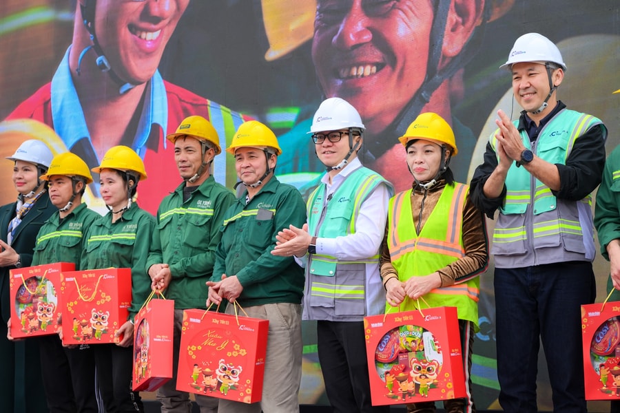 “Xây Tết 2026” trao quà cho hơn 1.100 công nhân tại Hà Nội