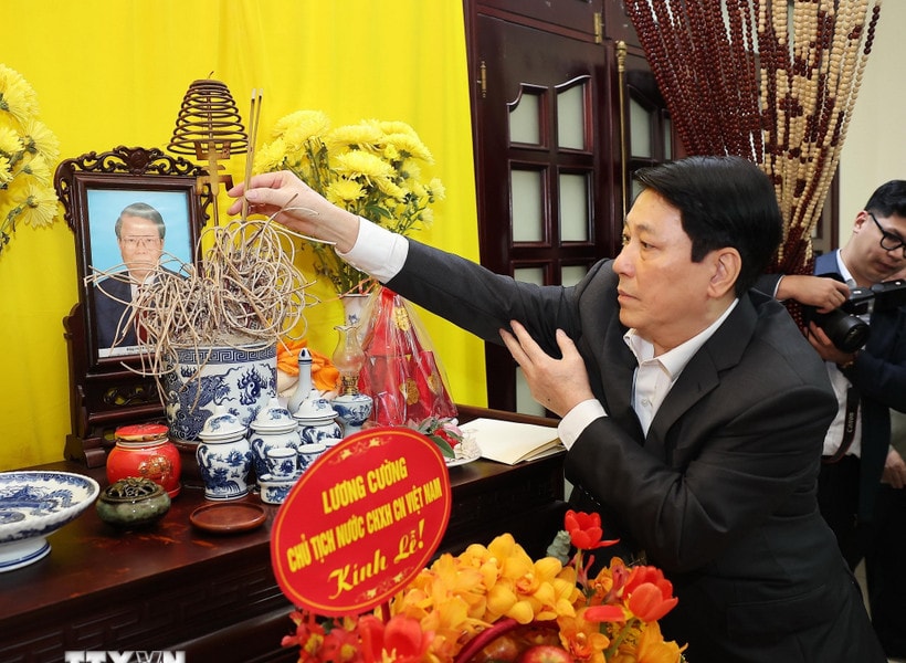 Chủ tịch nước Lương Cường thắp hương tưởng nhớ các đồng chí nguyên lãnh đạo Đảng, Nhà nước