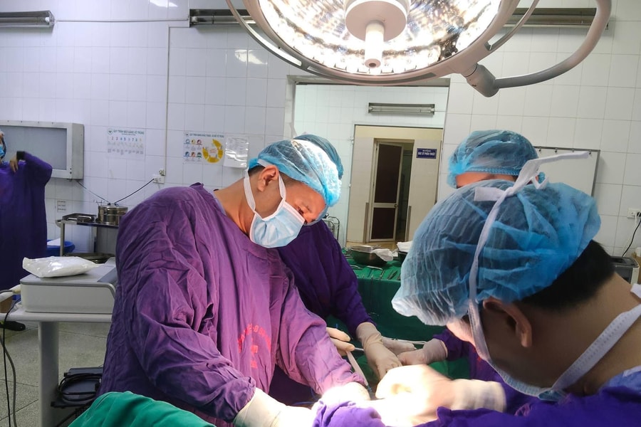 Thủng ruột vì thói quen tưởng vô hại, rất nhiều người Việt mắc