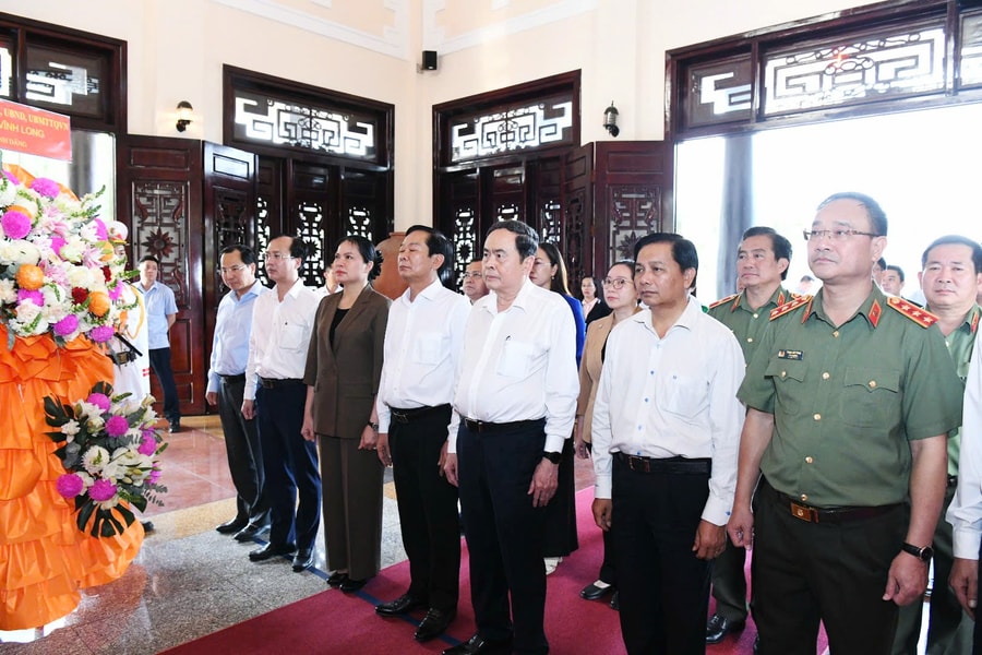 Chủ tịch Quốc hội Trần Thanh Mẫn dâng hương, tưởng nhớ cố Chủ tịch Hội đồng Bộ trưởng Phạm Hùng và cố Thủ tướng Chính phủ Võ Văn Kiệt