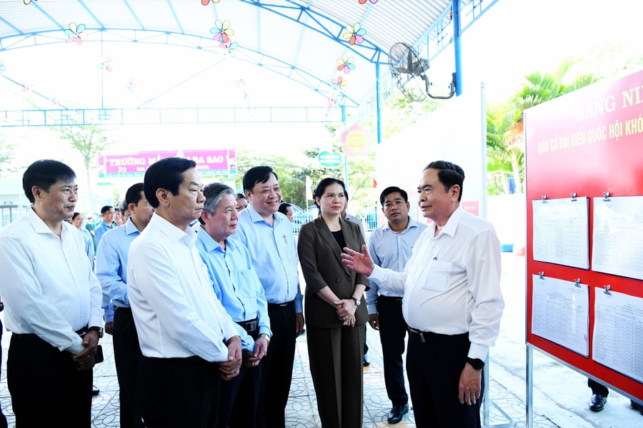Chủ tịch Quốc hội Trần Thanh Mẫn khảo sát công tác chuẩn bị bầu cử tại xã Ba Sao, Đồng Tháp