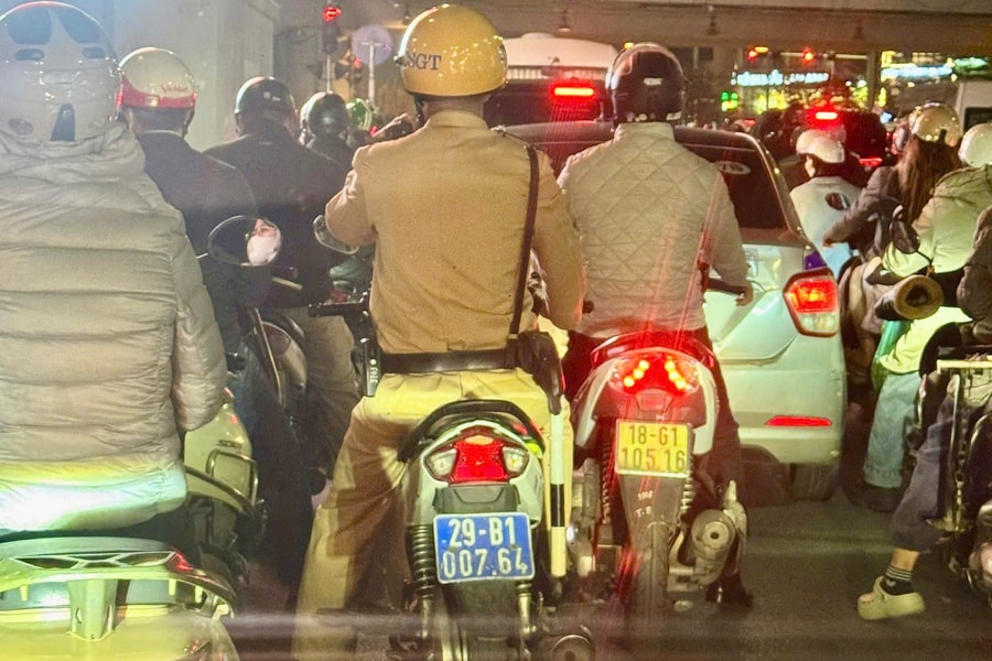 Hà Nội: CSGT mở đường hỗ trợ gia đình đưa người bệnh đi cấp cứu
