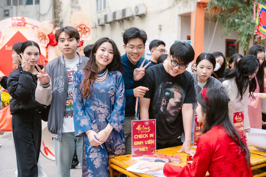 Sinh viên Trường Quản trị và Kinh doanh thích thú trải nghiệm hoạt động văn hóa truyền thống tại “Hội làng 2026”