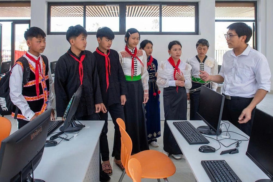 Tiếp thêm động lực cho học sinh nội trú vùng biên giới