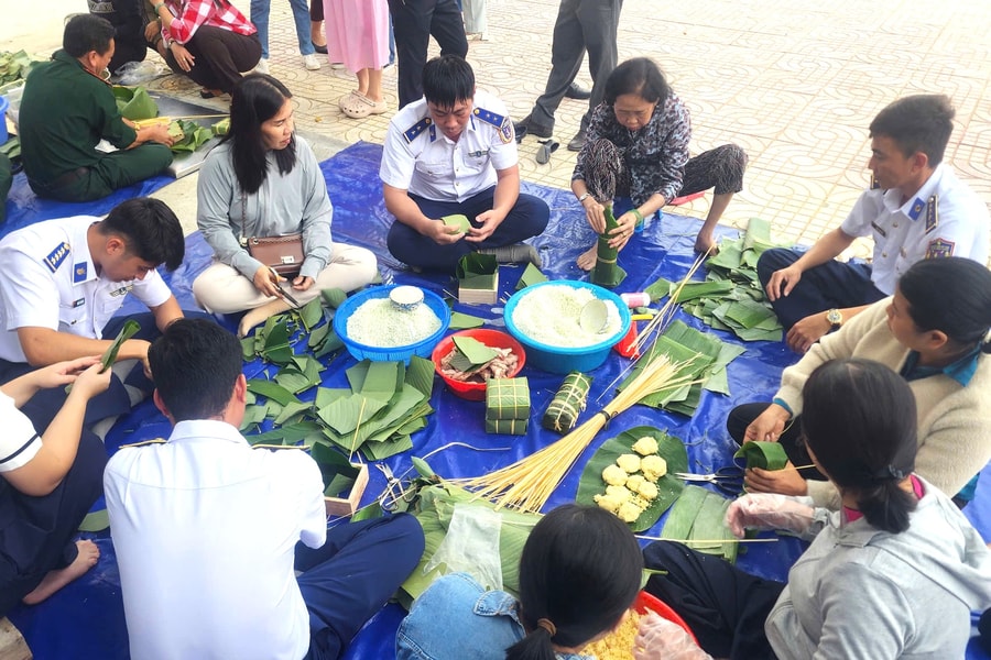 Ấm tình quân – dân từ hội thi gói bánh chưng, bánh tét