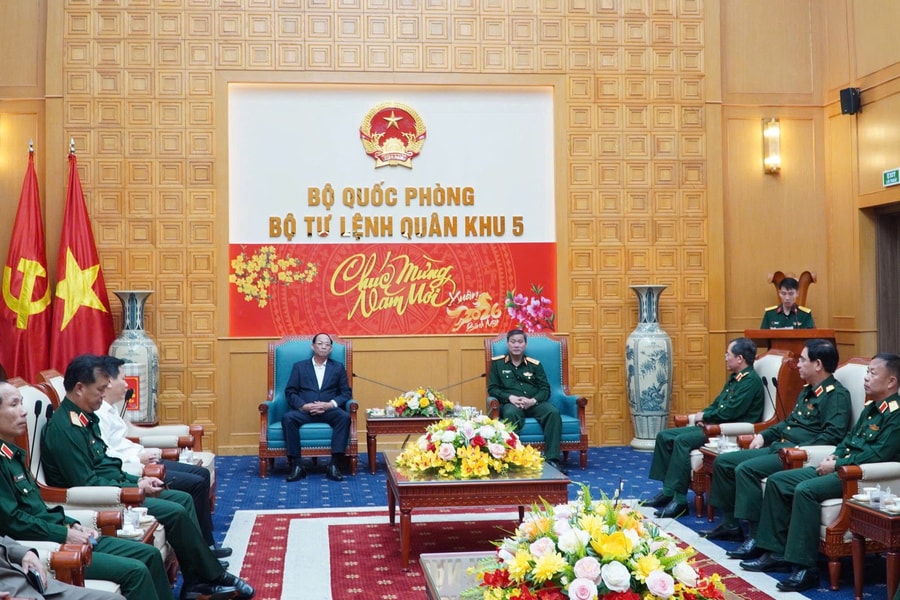 Phó Chủ tịch Quốc hội, Thượng tướng Trần Quang Phương thăm, chúc Tết Bộ Tư lệnh Quân khu 5