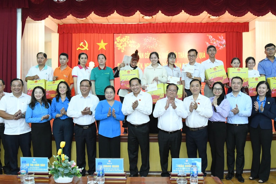 Tổng Thư ký Quốc hội, Chủ nhiệm Văn phòng Quốc hội Lê Quang Mạnh thăm, tặng quà Tết tại Cần Thơ