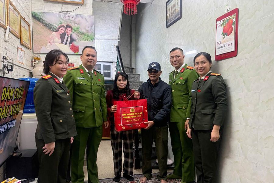Công an phường Tây Hồ thăm hỏi, tặng quà thân nhân liệt sĩ và cán bộ chiến sĩ Công an nhân dịp Tết Nguyên đán Bính Ngọ 2026