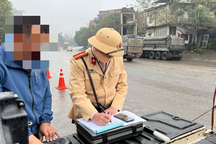 CSGT Thái Nguyên tăng cường kiểm tra, xử lý xe chở vật liệu rơi vãi ảnh hưởng đến môi trường