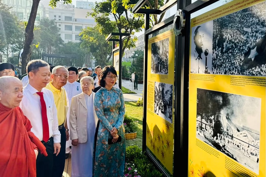 Triển lãm hơn 100 hình ảnh về Dân tộc anh hùng, Đảng quang vinh, Bác Hồ vĩ đại
