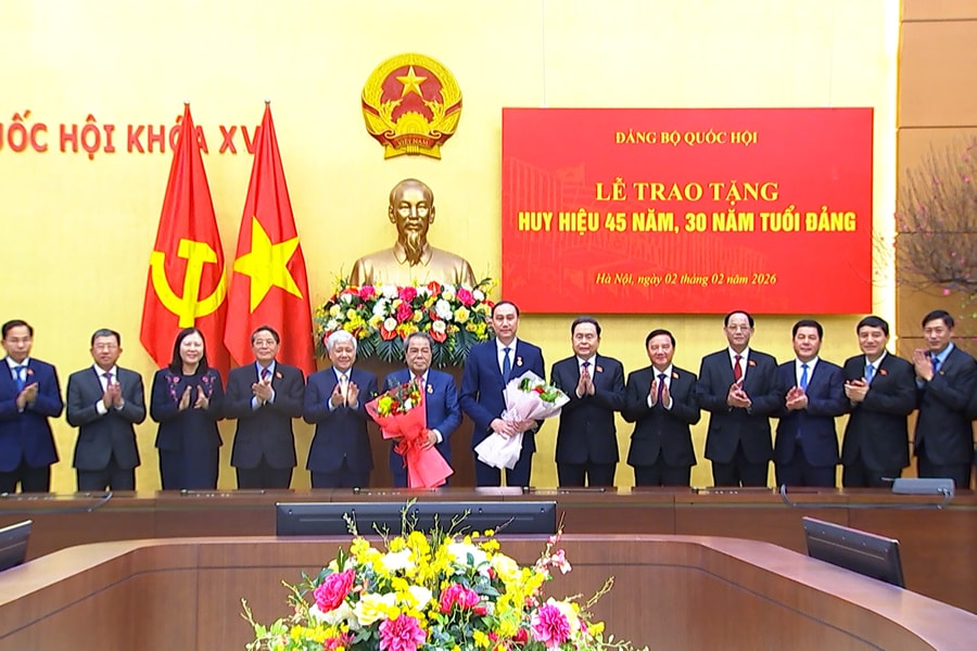 Lễ trao tặng Huy hiệu 45 năm, 30 năm tuổi Đảng