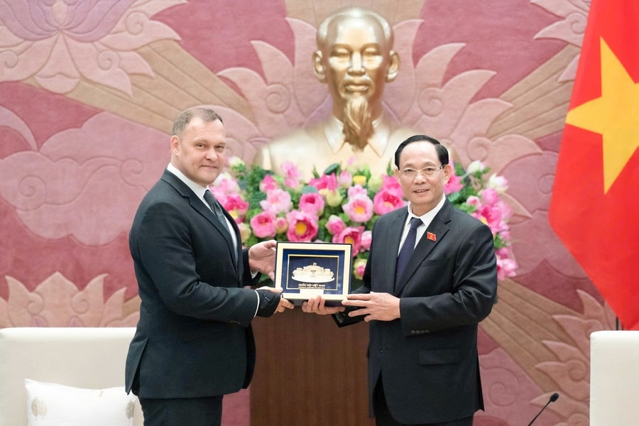 Tăng cường trao đổi thông tin tham vấn trong lĩnh vực Quốc phòng, an ninh