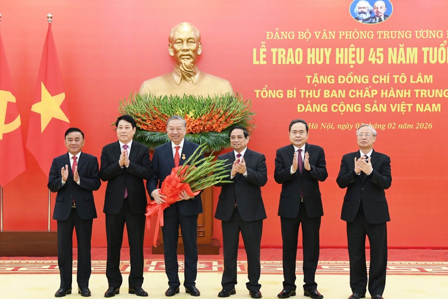 Lễ trao Huy hiệu 45 năm tuổi Đảng tặng Tổng Bí thư Tô Lâm