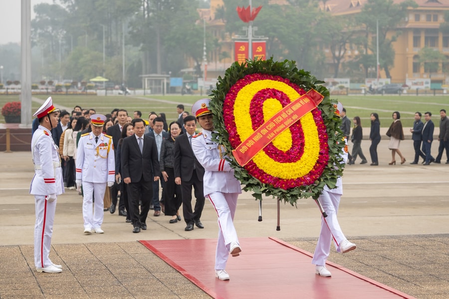 Đoàn đại biểu Văn phòng Quốc hội dâng hương, báo công Chủ tịch Hồ Chí Minh