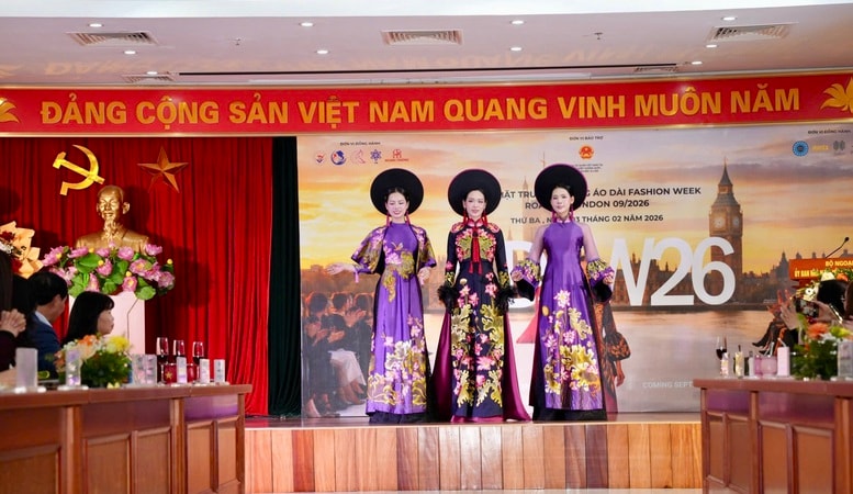 Quảng bá di sản áo dài Việt Nam ra thế giới