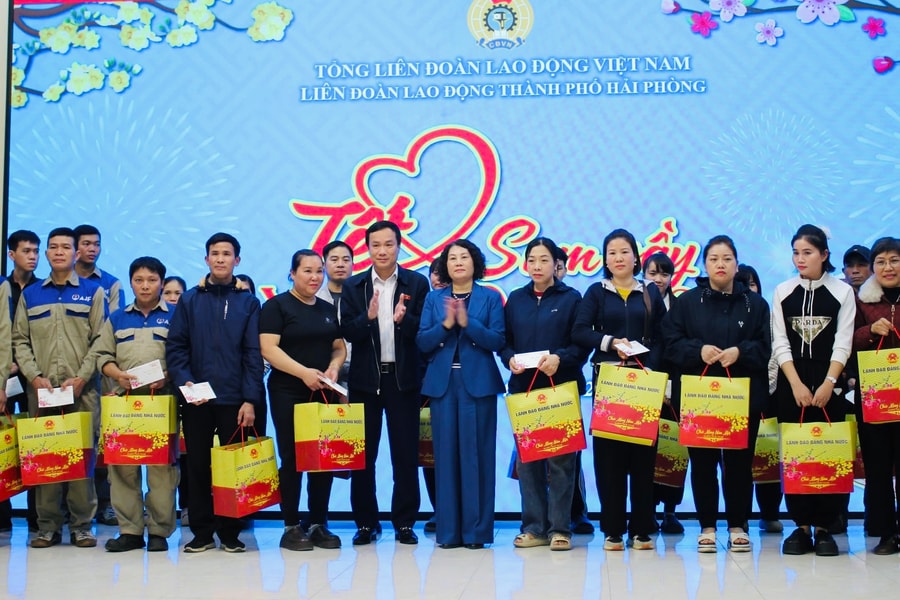 Phó Chủ nhiệm Ủy ban Văn hóa và Xã hội Triệu Thế Hùng trao quà Tết cho công nhân tại Hải Phòng