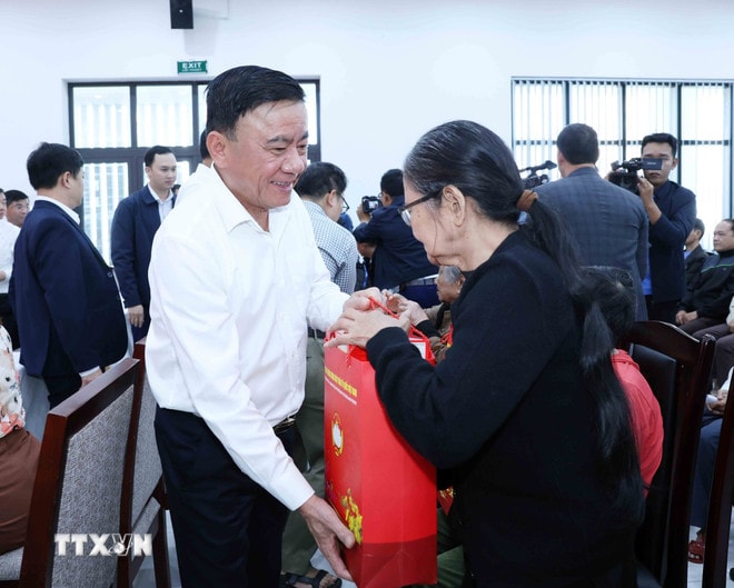 Thường trực Ban Bí thư Trần Cẩm Tú thăm, tặng quà Tết tại thành phố Đà Nẵng
