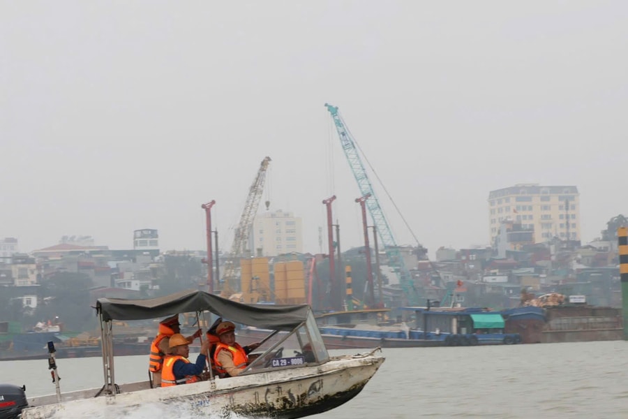 Cảnh sát đường thuỷ Hà Nội: Giữ mạch sông Hồng giữa đại công trường mùa cao điểm