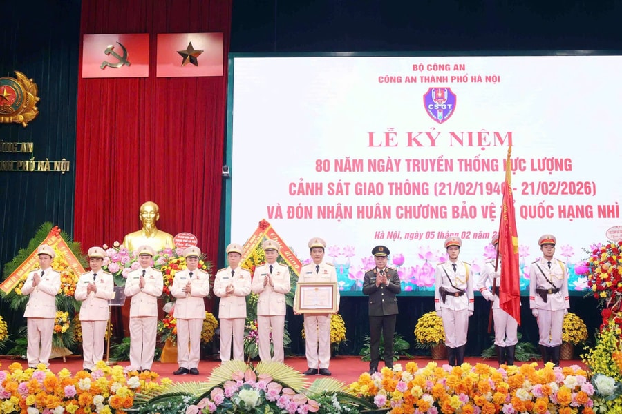 Lực lượng CSGT Hà Nội đón nhận Huân chương Bảo vệ Tổ quốc hạng Nhì