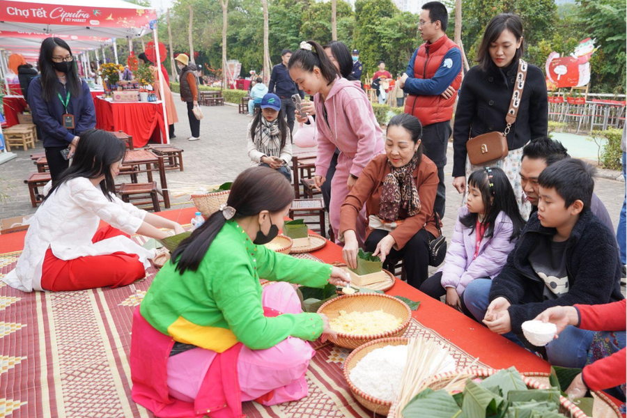 Không khí xuân tại chợ Tết truyền thống ở khu đô thị giữa lòng Thủ đô