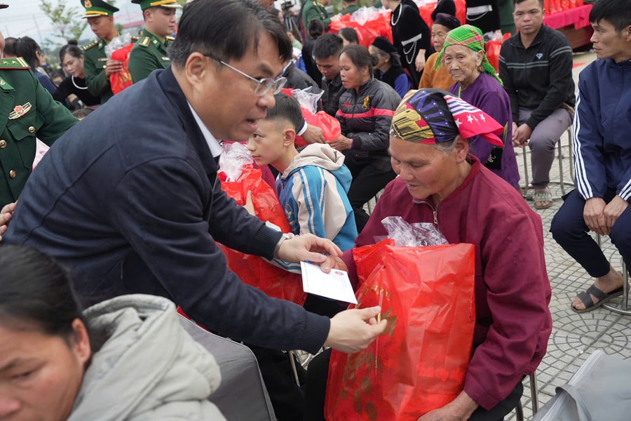 “Xuân Biên phòng ấm lòng dân bản” tại Cao Bằng: Lan tỏa sâu rộng tinh thần nhân ái, nghĩa tình và đoàn kết Quân - Dân