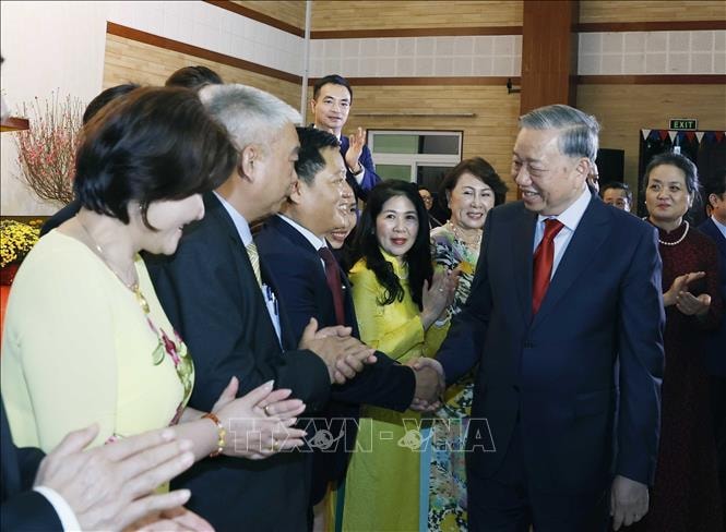 Tổng Bí thư Tô Lâm gặp gỡ cán bộ Đại sứ quán và cộng đồng người Việt tại Campuchia