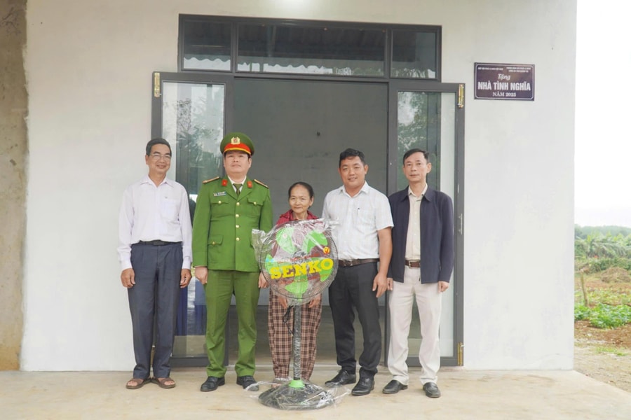 Bàn giao nhà tình nghĩa cho hộ gia đình khó khăn tại xã Cam Lộ, tỉnh Quảng Trị