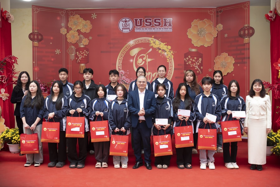 Trường Đại học Khoa học Xã hội và Nhân văn tổ chức chuyến xe “0 đồng” đưa sinh viên về quê ăn Tết