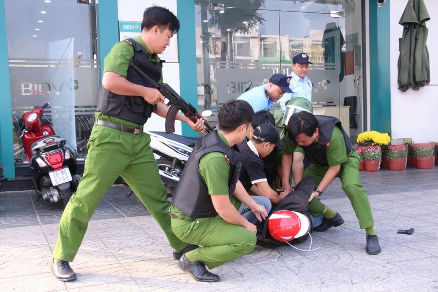 Công an An Giang diễn tập tình huống cướp tài sản tại ngân hàng