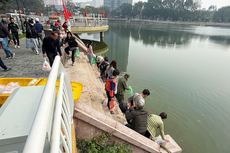 Hà Nội: Nhộn nhịp thả cá chép tiễn ông Công, ông Táo