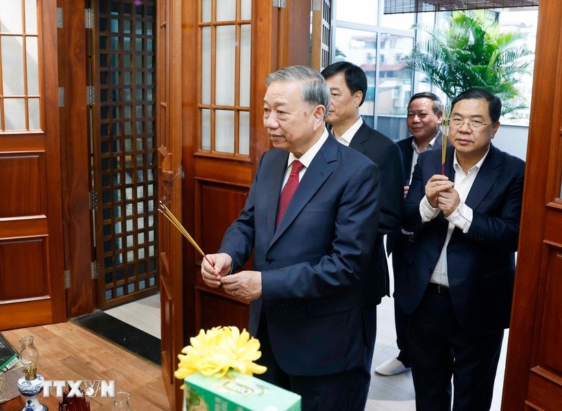 Tổng Bí thư Tô Lâm thắp hương tưởng nhớ các đồng chí nguyên lãnh đạo Đảng, Nhà nước