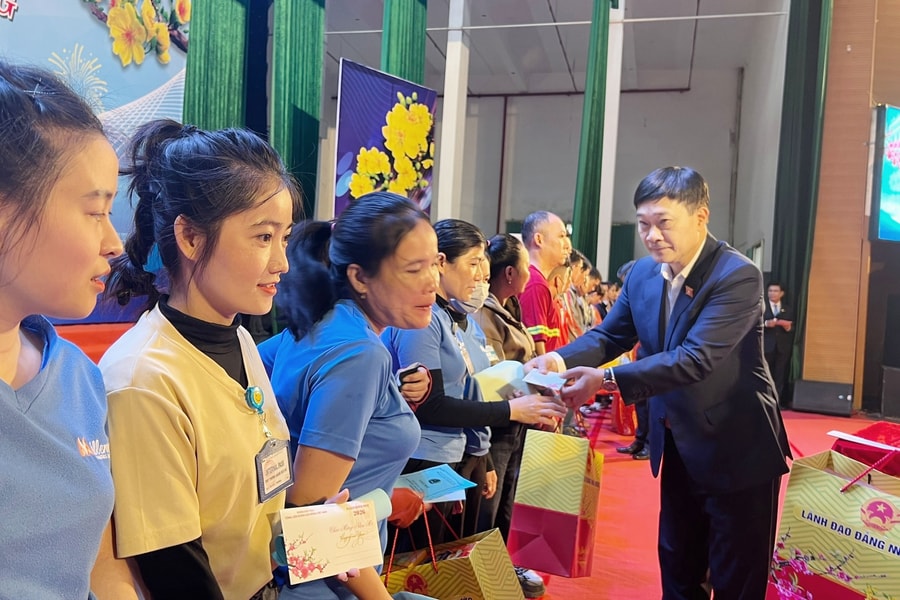 Phó Chủ tịch Quốc hội Vũ Hồng Thanh dự chương trình "Tết sum vầy, Xuân ơn Đảng"