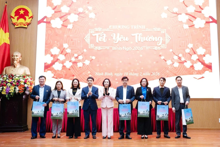 Trao quà Tết tặng gia đình có hoàn cảnh khó khăn tại Ninh Bình