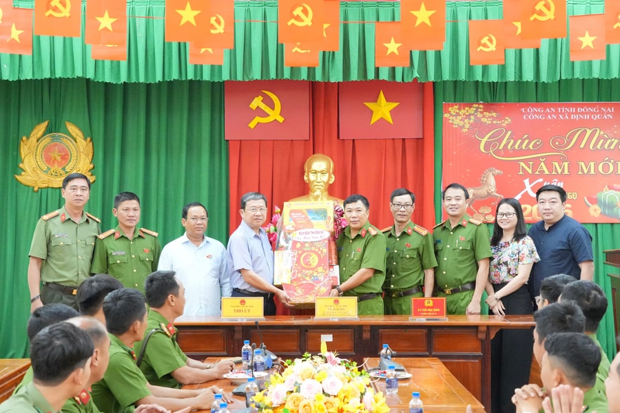 Phó Bí thư Đảng ủy Quốc hội Vũ Hải Hà thăm, tặng quà Tết Công an xã Định Quán, Đồng Nai