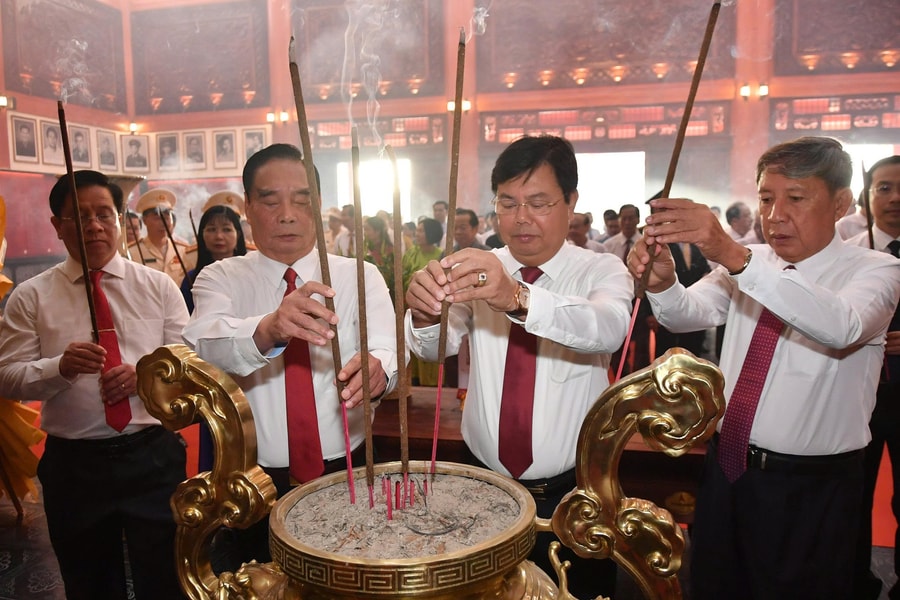 Lãnh đạo tỉnh An Giang viếng Nghĩa trang Liệt sĩ, Đền tưởng niệm Anh hùng, liệt sĩ và người có công