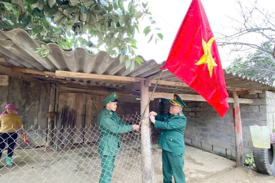 Cao Bằng: Đồn biên phòng Xuân Trường tặng quà và cờ Tổ quốc cho Nhân dân trên địa bàn