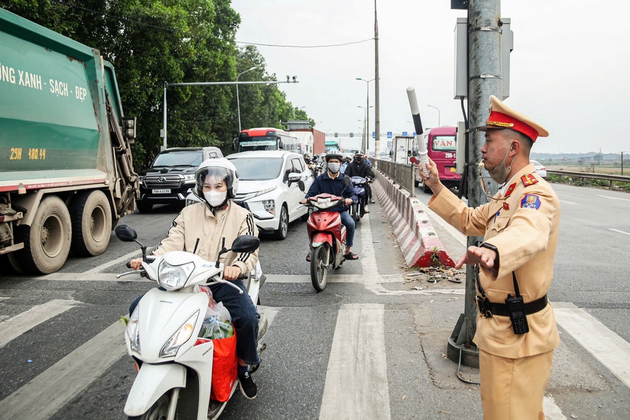 Ngày làm việc cuối cùng năm Ất Tỵ: Giữ nhịp giao thông Thủ đô giữa dòng người hối hả về quê