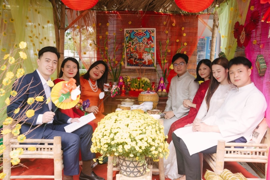 Khoảng 7.000 sinh viên Đại học Phenikaa trải nghiệm Tết cổ truyền qua “Xuân Bao Cấp - Vị Xuân Đất Việt”