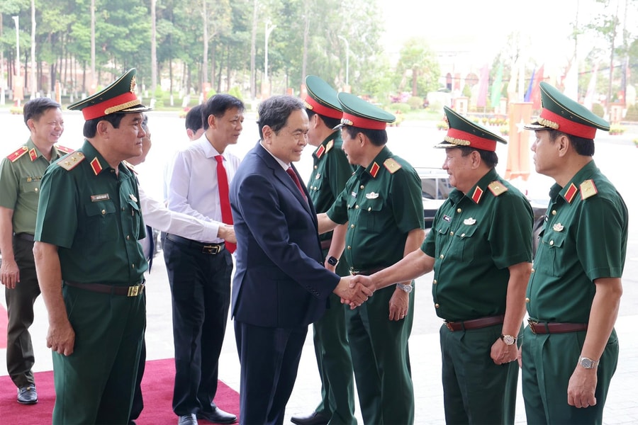 Chủ tịch Quốc hội Trần Thanh Mẫn thăm, tặng quà Đảng ủy – Bộ Tư lệnh Quân khu 9