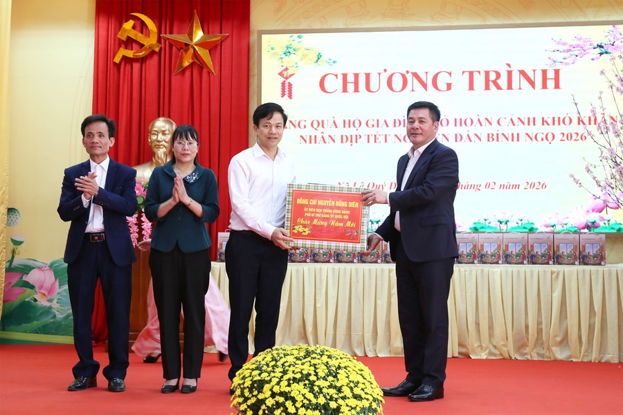Phó Bí thư Đảng ủy Quốc hội Nguyễn Hồng Diên thăm, tặng quà Tết tại Hưng Yên