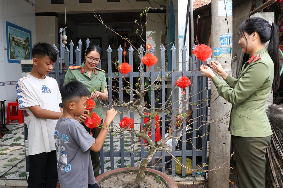 An Giang: Những người “Mẹ đỡ đầu" mang sắc phục Công an nhân dân
