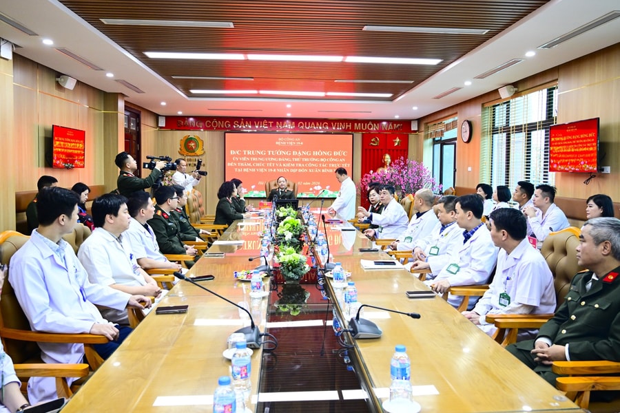 Thứ trưởng Đặng Hồng Đức kiểm tra công tác ứng trực và thăm, động viên các bệnh nhân nặng đang điều trị tại Bệnh viện 19-8