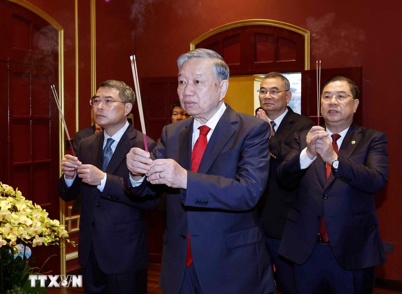 Tổng Bí thư Tô Lâm dâng hương tại Khu Di tích Hoàng thành Thăng Long và Di tích nhà 67