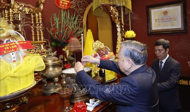 Tổng Bí thư Tô Lâm dâng hương tưởng nhớ các bậc tiên đế