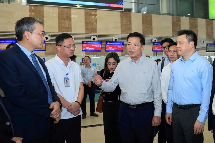 Bộ trưởng Bộ Xây dựng Trần Hồng Minh thị sát các loại hình vận tải