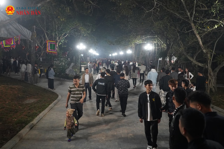 Hà Nội: Người dân nhộn nhịp đi xin lộc, cầu may tại đền thờ Thánh Gióng đêm giao thừa