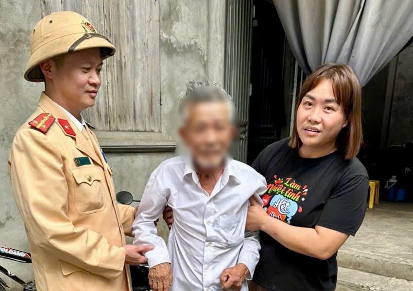 Hà Nội: Giữa dòng người du xuân, CSGT kịp thời đưa cụ ông lạc đường về với gia đình