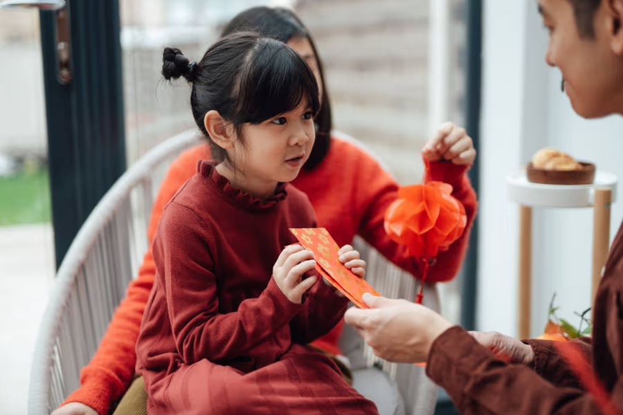 Tiền lì xì và bài học tài chính đầu đời cha mẹ có thể dạy trẻ