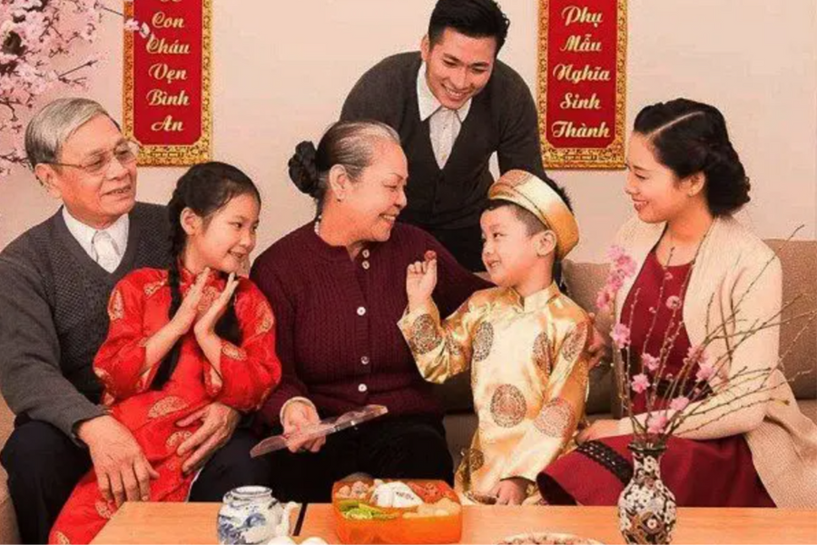Đừng để trẻ chỉ chơi điện thoại ngày Tết: Ông bà có thể dạy nhiều hơn thế